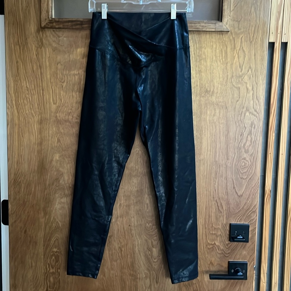 Offline by Aerie Hi-Rise Black Crackle Leggings Size L
